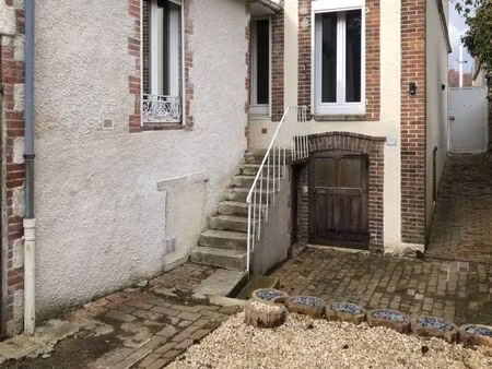 maison de ville divisée en deux appartements