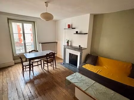 loue f2 meublé clair et au calme - 38m² - hyper centre orléans