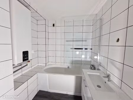 appartement de 2 pièces de 39 m²  à louer pour 400 par mois charges comprises  est situé a