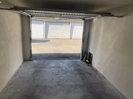 box fermé 14m2. accès sécurisé par portail automatique