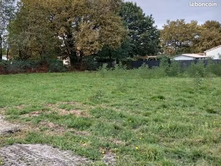 terrain 640 m² hostens