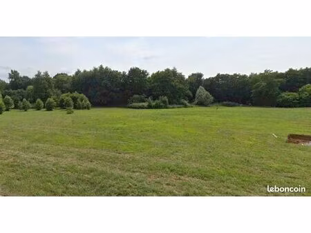 terrain 630 m² landiras