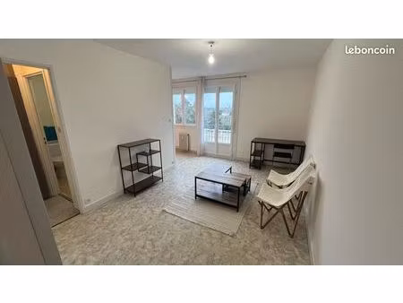 studio meublé avec balcon  vue imprenable  place de parking et immeuble sécurisé en centre