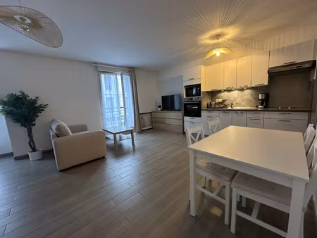 grand studio meuble avec coin nuit proche gare rer e
