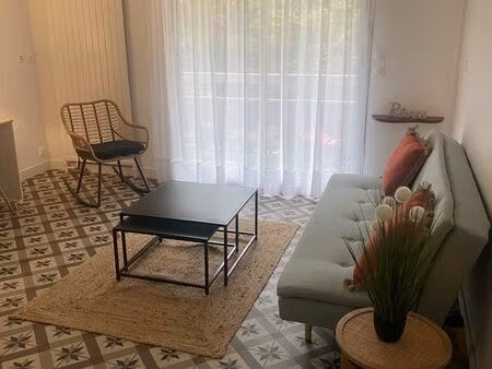 vends très joli studio lumineux de 28 m² rénové et meublé secteur place coty