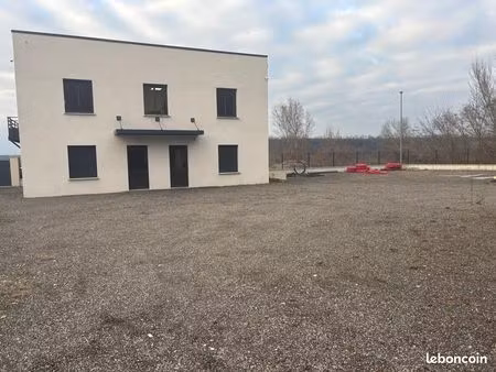 local commercial 100 m² + parking 900 m² à nivolas-vermelle