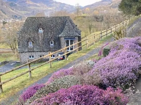 maison typique en pierre et lauze
