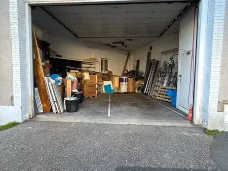 petit dépôt local grande porte centre ville