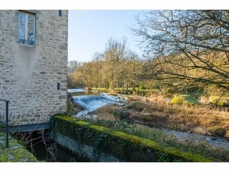 moulin au bord de l'eau avec piscine à proximité d'un village