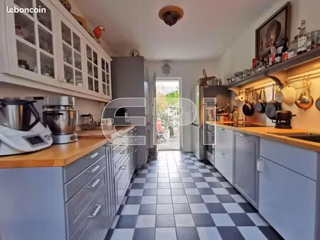 maison 8 pièces 260 m²