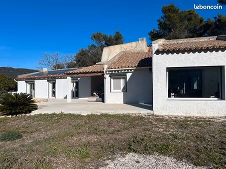 villa contemporaine rénovée – vue exceptionnelle – domaine privé avec piscine et tennis