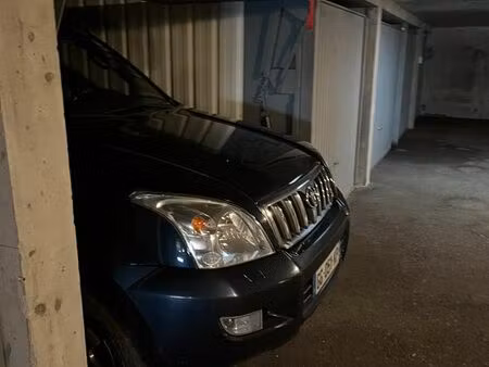 box fermé - parking - combloux