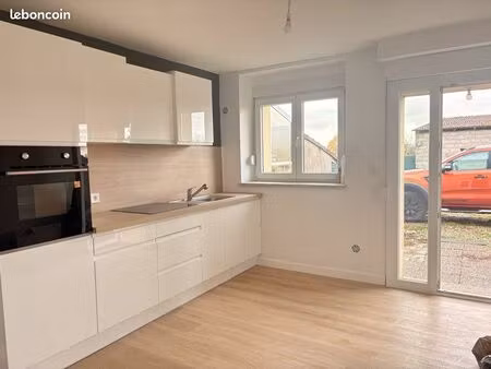 appartement 2 pièces de 63 m² refait à neuf en rez-de-chaussée
