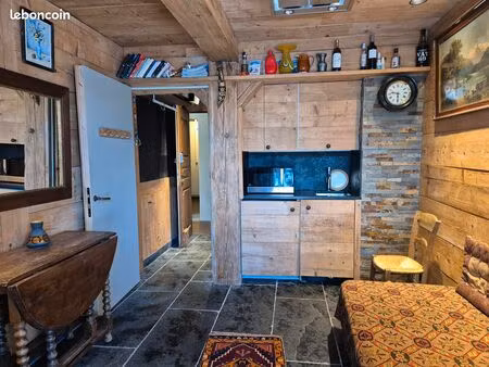 à vendre studette à megève au pied de la télécabine du jaillet  avec une cave et un parkin