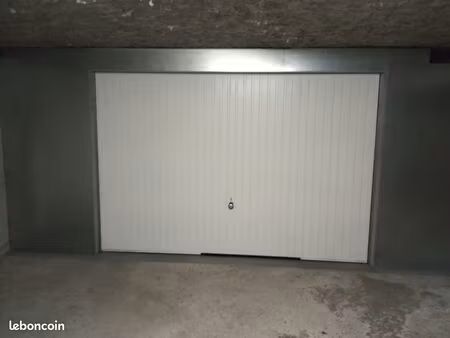 très grand garage fermé  35m2