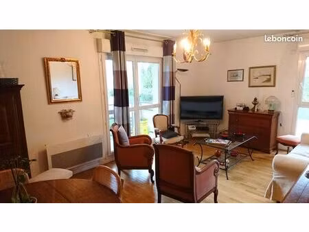 bel appartement 3 pièces de 66 m²  situé au 1er étage sur 2  au calme et proche des commer