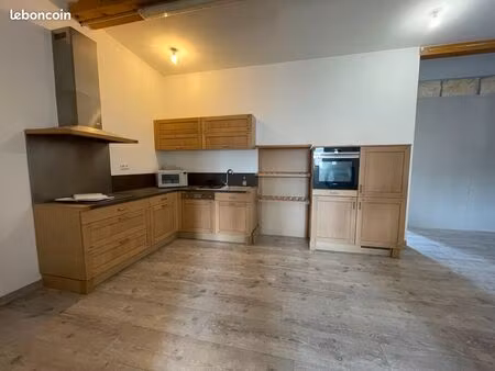 bureaux et logement de fonction t3 de 85m² professionnel + parking à cotignac