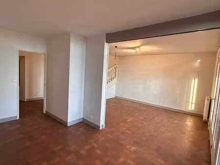 appartement grand t4/t5 lumineux de 110 m² avec balcon  parking et charme de l’ancien