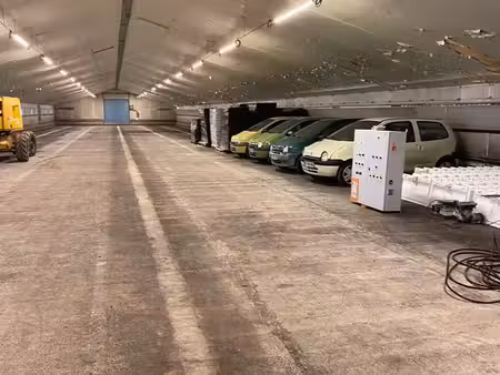 place de parking pour voitures de collections  mini vans…