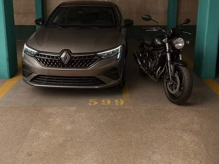 très grande place de parking : possibilité de garer une voiture + une moto