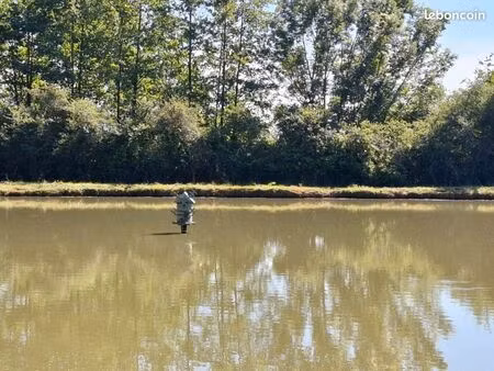 étang avec cabanon de pecheur