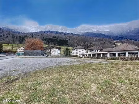 terrain 1040 m² magland