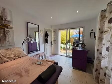 bureau à louer situé sur une axe principale à frejus avec parking et jardin