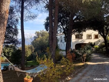 grande villa avec parc  piscine et une vue splendide sur le canigou