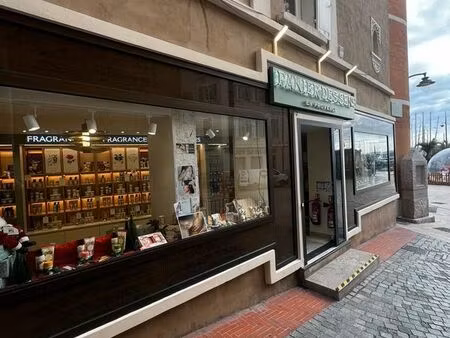 boutique 120 m² sur le port