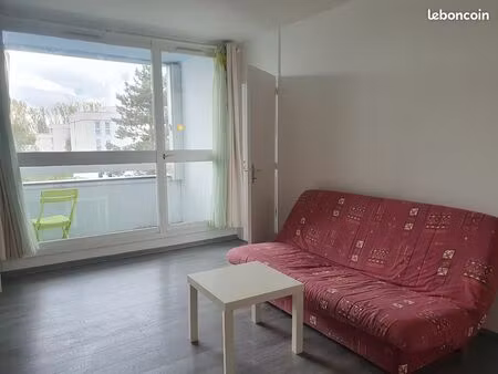 studio proche utc et escom partielement meublé