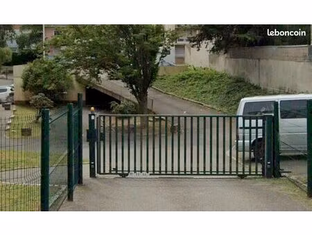 8 places de parking à vendre dans copropriété : portail avec bip