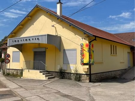 bâtiment commercial idéalement situé