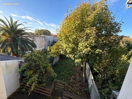 beau t3 en duplex premiers étage d’un immeuble à bordeaux bastide avec vue dégagé sur jard