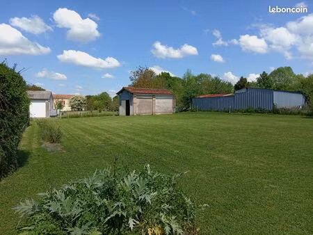 terrain avec bâtiment