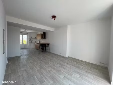 t2 entierement renove / 210 rue anatole france