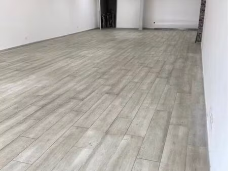 local commercial 130m2 et 20 m2 de réserve