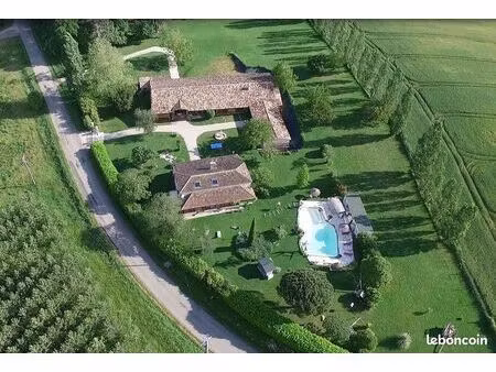 propriété avec 2 bâtisses dont 1 grand gîte sur 2ha parc clos