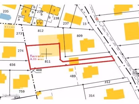 terrain contructible - 823 m²