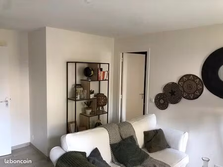 proche centre ville  plage du plat gousset  écoles sévigné et fim