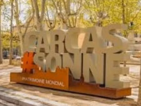 grand restaurant traditionnel avec une grande terrasse