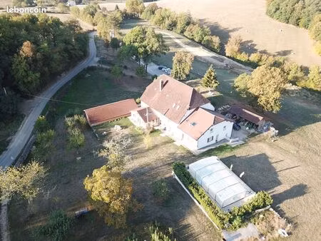 studio meublé avec vue jardin – cadre paisible et verdoyan. a 5 min de lons-le-saunier
