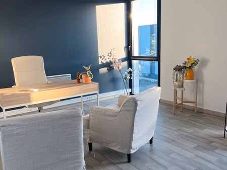 beau bureau lumineux de 19m². loyer tout inclus