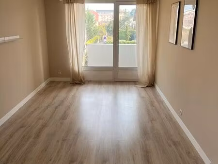 bureau 20 m² + 2 balcons – 650 /mois ht (bail pro)