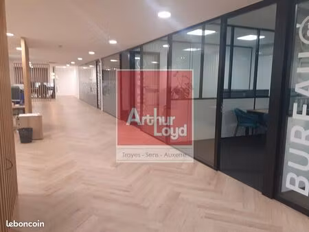 local bureaux 904 m²