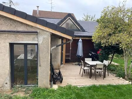 local rénové 45 m² – transformation habitation possible – annecy pont-neuf