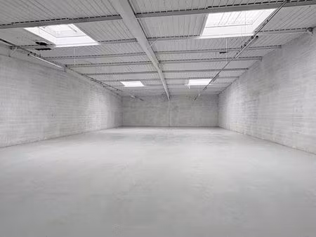 local 360 m² la chapelle saint luc