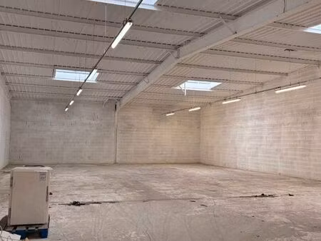 local 430 m² la chapelle saint luc