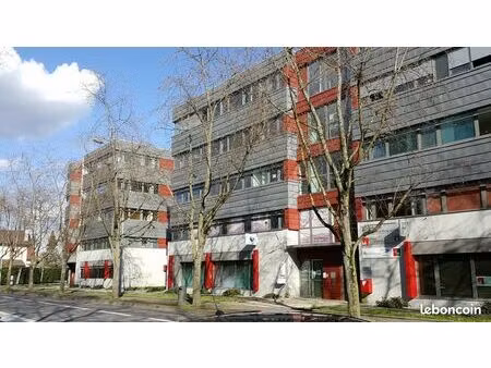 local 25m² + salle d'attente 15m² + parking