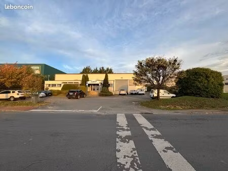 bâtiment au cœur de la zone des montagnes avec grande visibilité