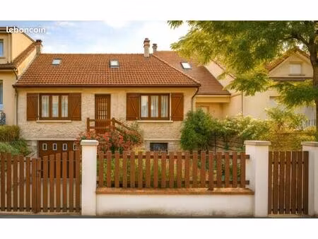 maison familiale d’environ 150 m² (200m2 au sol) avec jardin